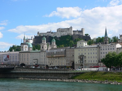Festung Hohensalzburg vom Salzachufer